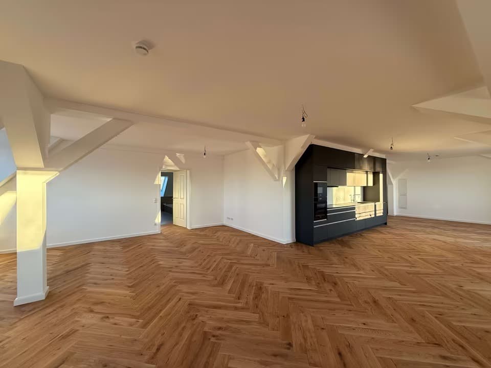 Original empty room before virtual staging